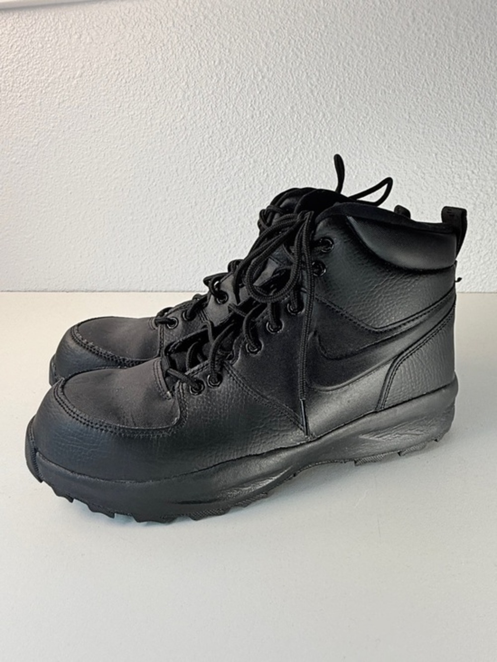 Nike Manoa Leather Black Hiking Tactical Boots Womens Size 8.5 Non Marking soles